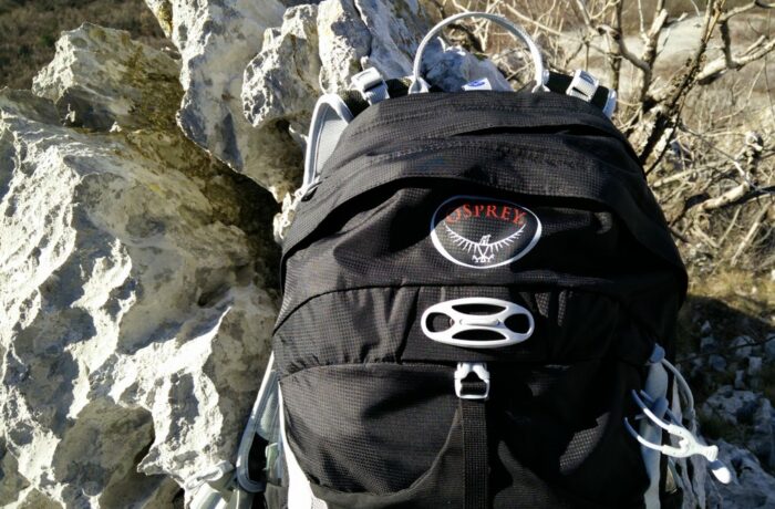 Osprey Talon 22 - Helmet attacment point and stash pocket