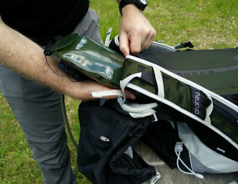 Inserting the full water reservoir in the external sleeve