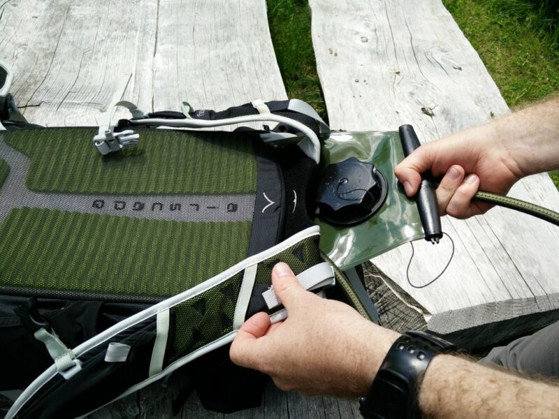 Pulling the empty reservoir out of the external sleeve