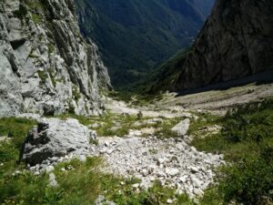 Skuta Trail - The path keeps ascending over a scree