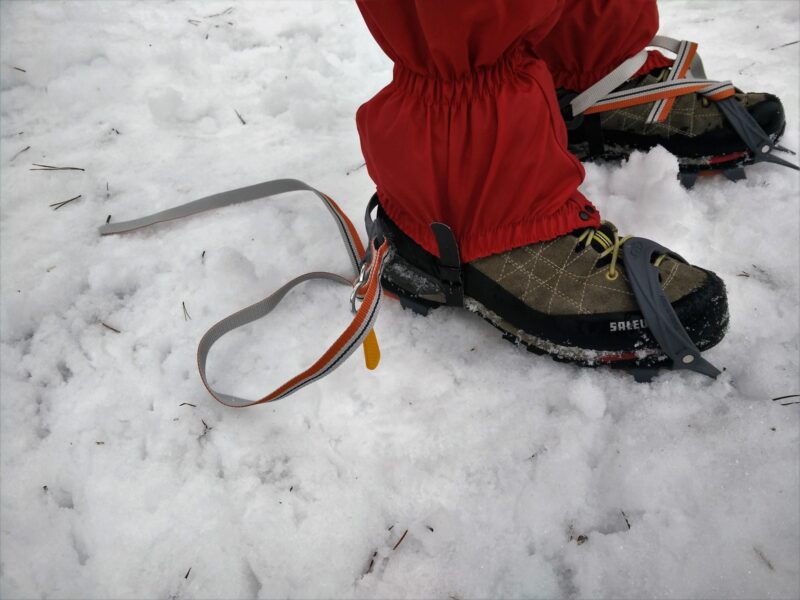How to put on crampons 1