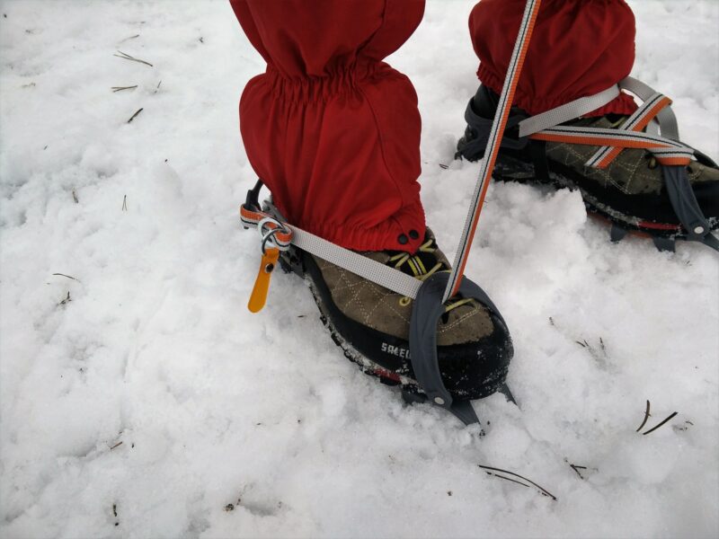 How to put on crampons 2