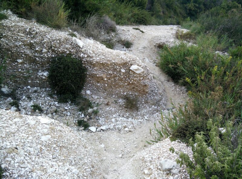 Skopos Trail - The path bacomes narrow