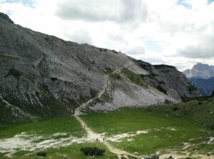 Tre Cime di Lavaredo: Green valley after which the trails ascends