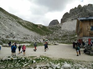 Tre Cime di Lavaredo: Rifugio Lavaredo, here the path starts ascending rapidly