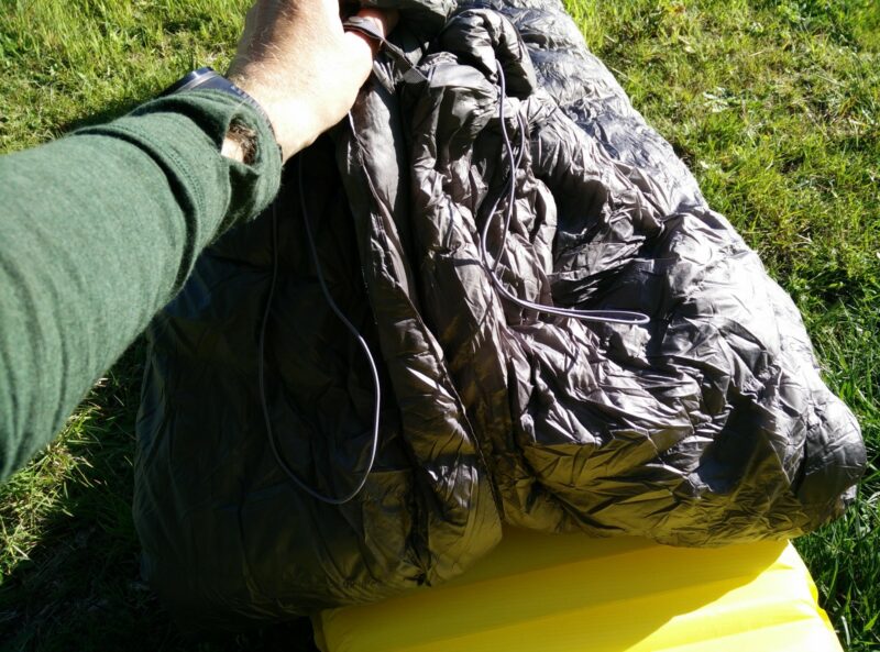 Kammok Firebelly Trail Quilt: Drawcords for tightening the quilt in the foot/neck area