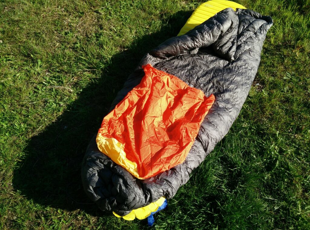 Kammok Firebelly Trail Quilt: The orange thing is the fabric footbox which ensures that the quilt is nicely wrapped around your legs