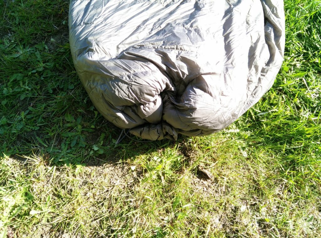Kammok Firebelly Trail Quilt: By pulling the drawcords you can create a footbox