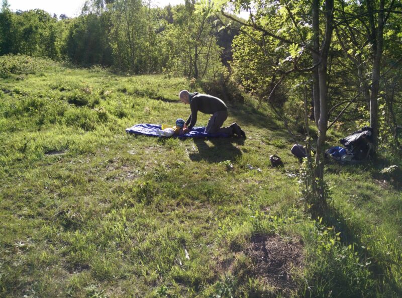 Agri Bavnehøj trail - having a break with baby in the grass