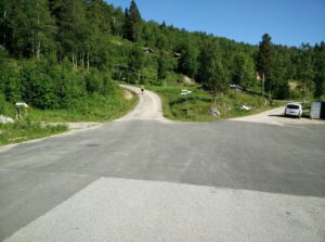 Reinstjønn Hiking Trail in Bortelid, Norway - choose the westernmost dirt road