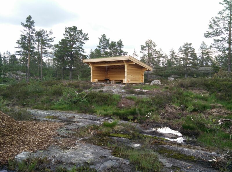 Gjuvvatnet Hiking Trail - wooden shelter is perfect for a break