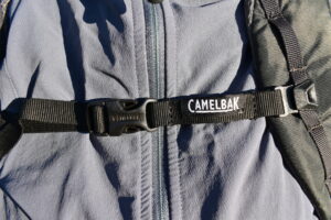 CamelBak Rim Runner 22 - branded sternum strap