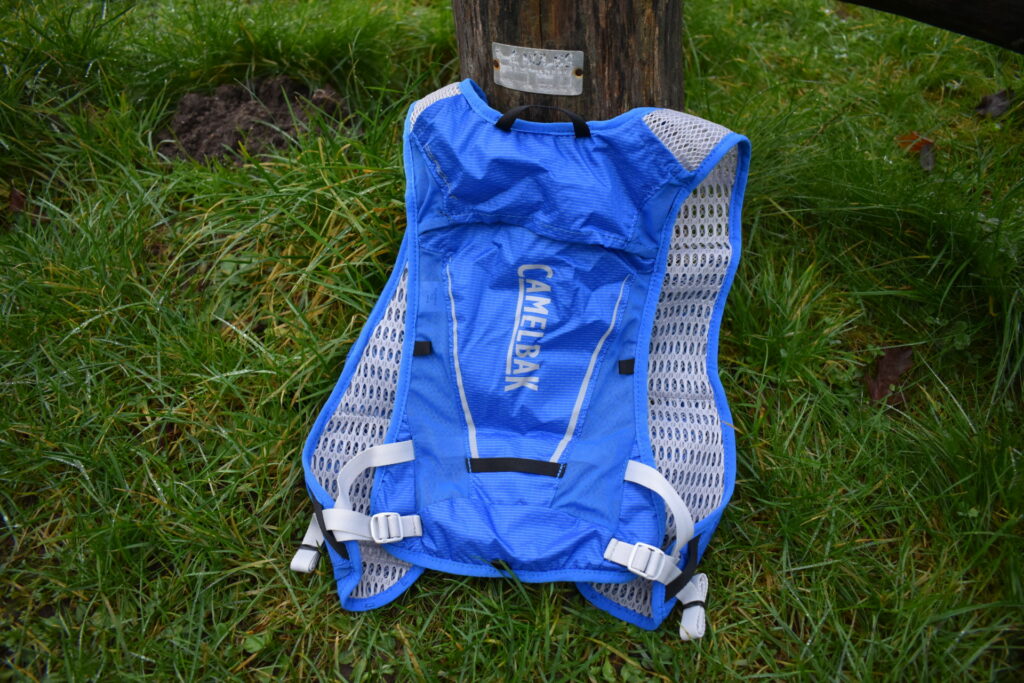 CamelBak Circuit Vest: Empty it weighs merely 160g