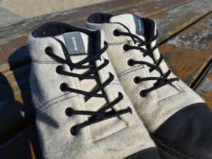 Baabuk Sky Wooler - elastic lacing makes them easy to take on and off