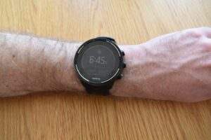Sleep tracking on Suunto 9 Watch - The watch is showing sleep duration for the current day and the offset from the target sleep duration