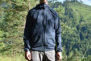 Houdini Daybreak Softshell Jacket: The collar does not fit tightly