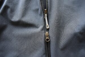 Houdini Daybreak Softshell Jacket: Two-way zipper