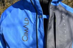 Cimalp Storm PRO 3 H: The holding tab keeps the jacket in place when it's partially unzipped