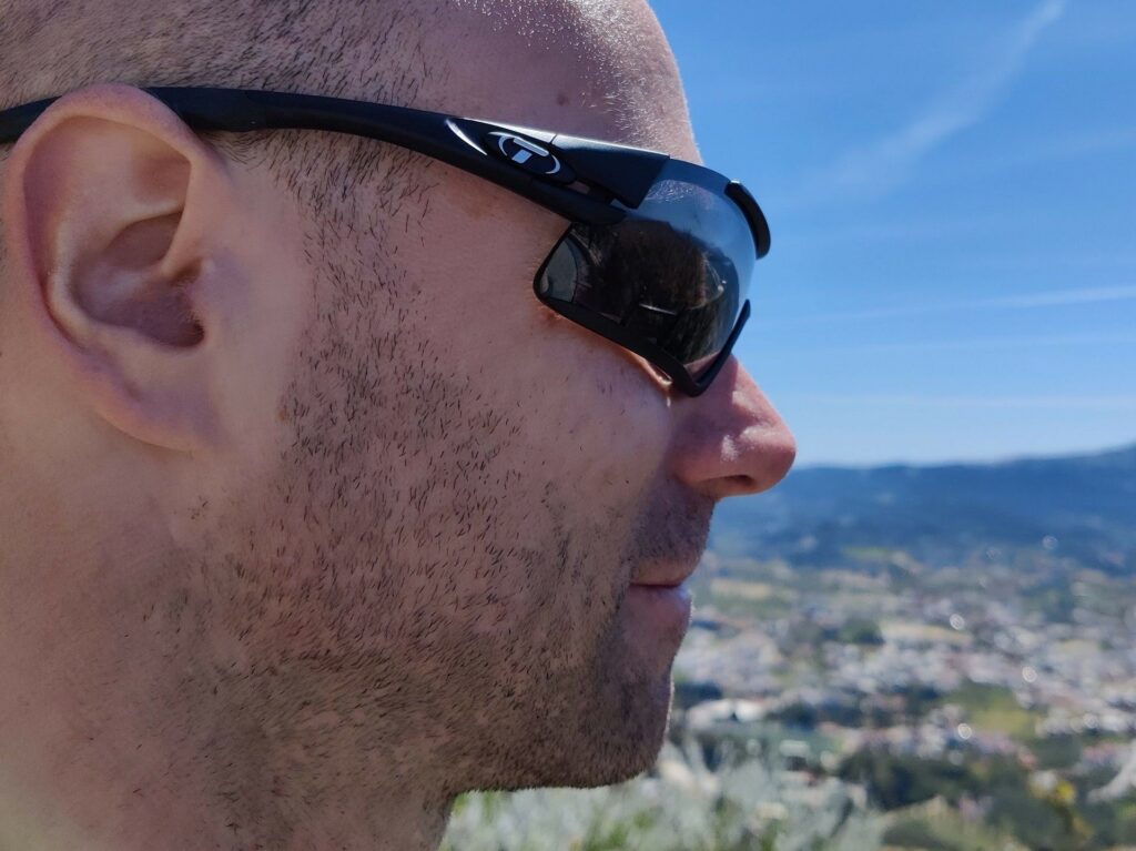 Tifosi Davos Sunglasses - the eyes are completely protected from sun at the sides