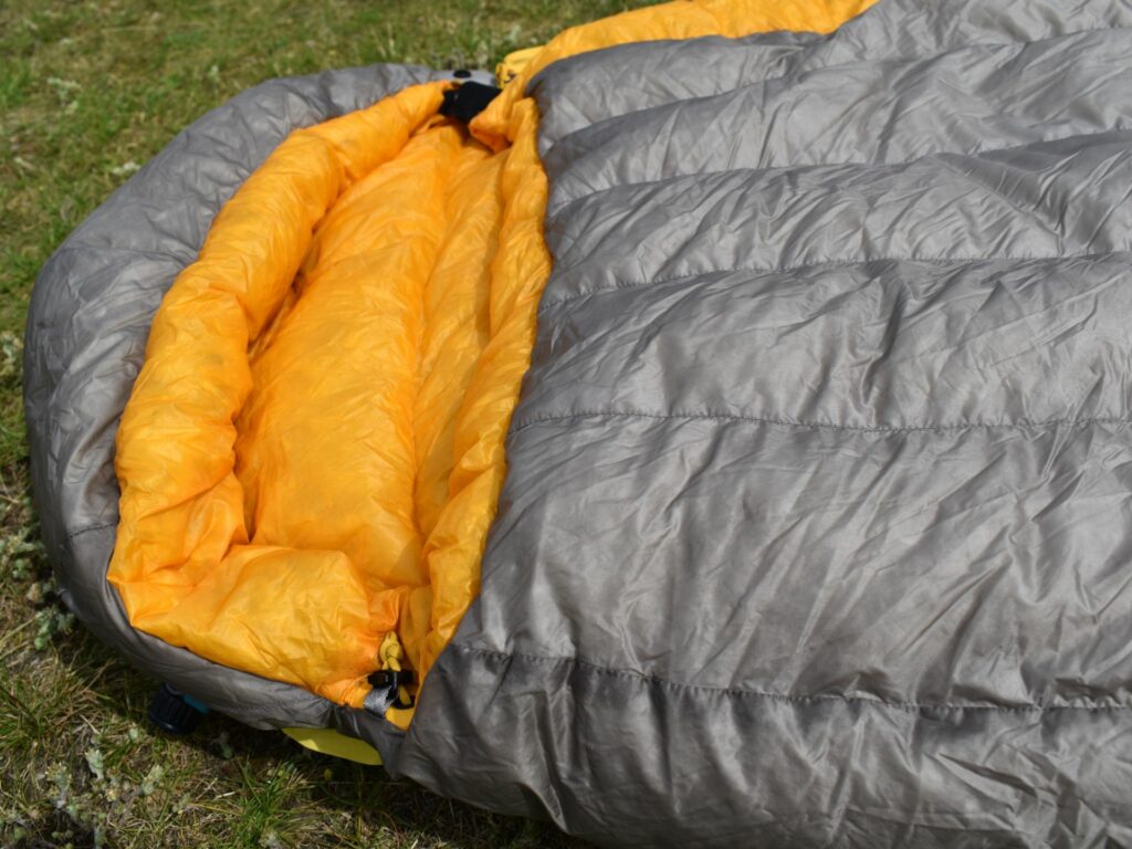 Sea to Summit Spark 28F - the cozy hood can be adjusted with a drawcord toggle