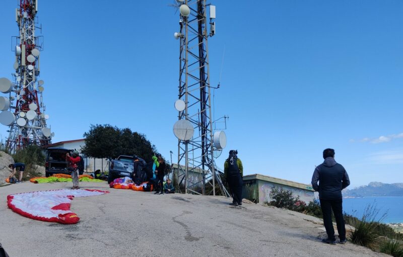 Puig de Sant Marti Trail - Paragliders getting ready at the top