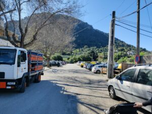 Puig de Maria Hiking Trail - The parking lot you should cross