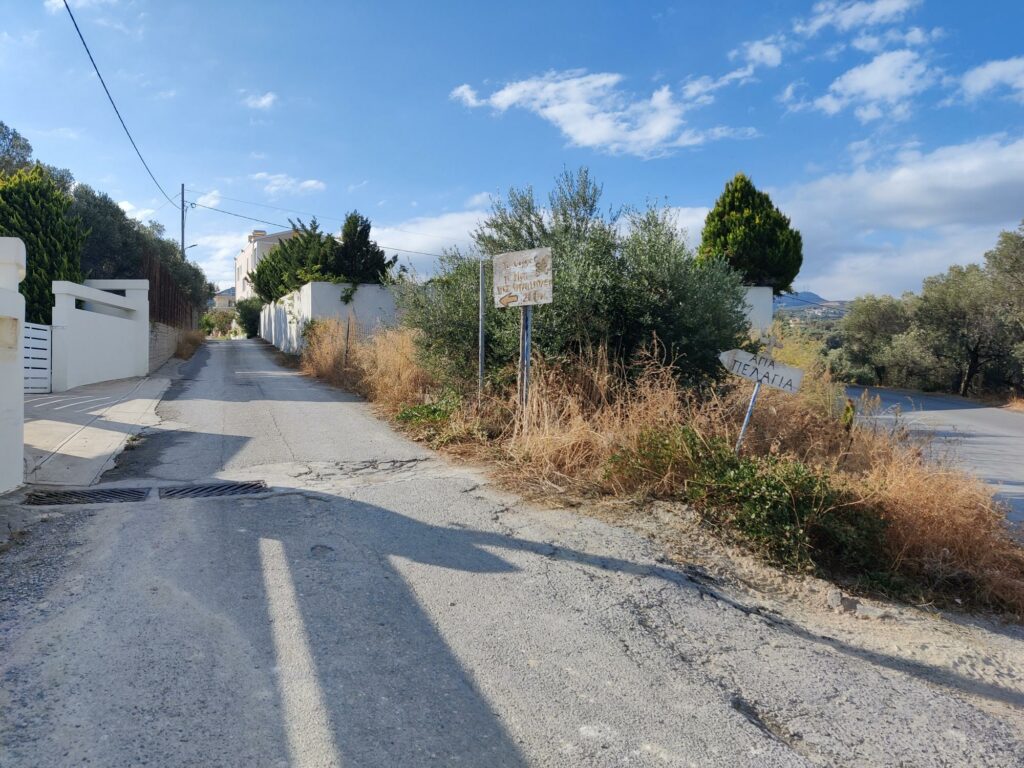 Myli Gorge Hike: The first part of the hike is on asphalt road